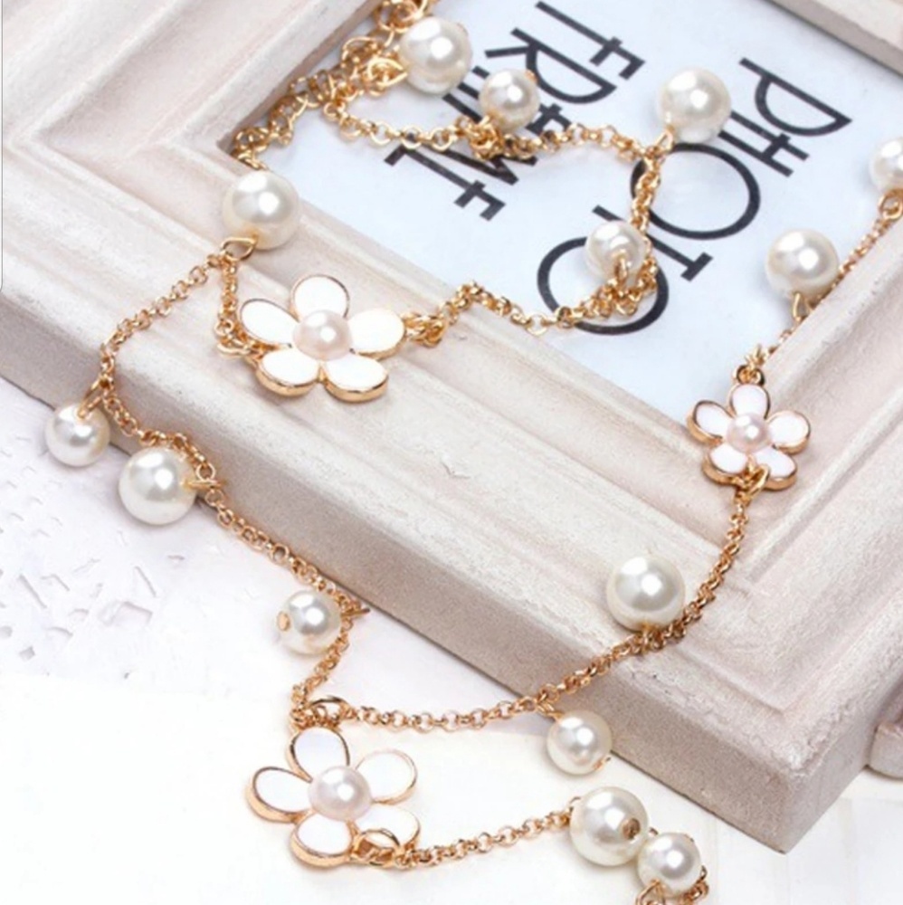 Long Fun Flower Pearls Necklace 30.5in Long - Picture 3 of 4